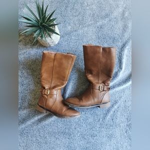 Kids brown boots zip up on the side size 13 in great condition!